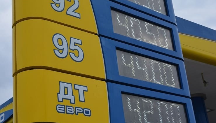 Росстат определил среднюю цену на бензин в стране