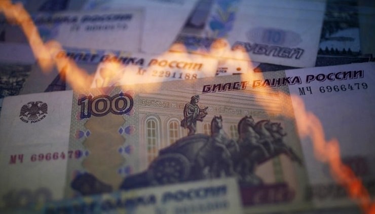 Угроза дальнейших санкций толкает рубль вниз