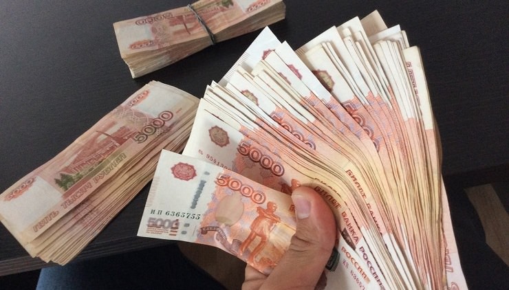 Россияне прячут деньги "под матрасом"