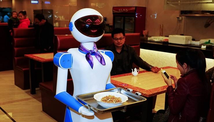 Социальный эксперимент в Токио с участием роботов и парализованных людей