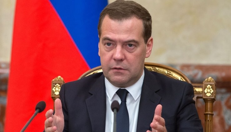 Медведев поручил разобраться с дорогим бензином