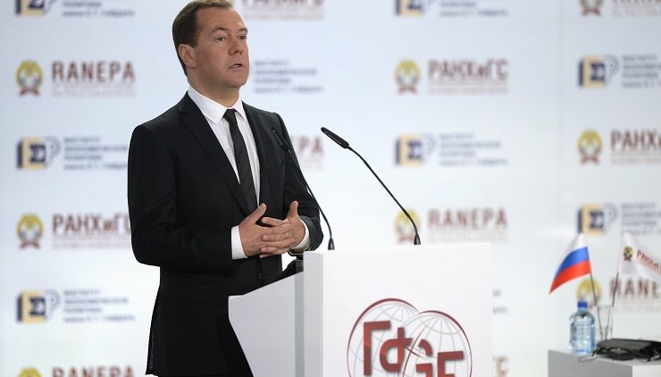 Медведев потребовал снизить нагрузку на МСП